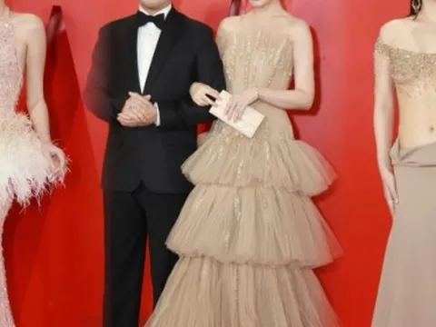 Thảm đỏ Wechoice Awards 2023: Chi Pu diện đầm xuyên thấu đọ dáng "cực gắt" bên Thùy Tiên, vợ chồng Trấn Thành - Hari Won