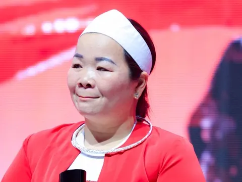 "Mẹ Nụ" - Cô giáo lái đò sông Đà và những lần đầu tiên đầy xúc động cùng WeChoice Awards 2023