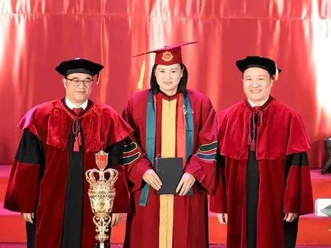 Hoa khôi bóng chuyền Kim Huệ nhận bằng thạc sỹ kinh tế ở tuổi 42