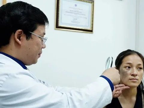 Nỗi khổ tâm của người mẹ trẻ nhiều năm không dám bỏ khẩu trang