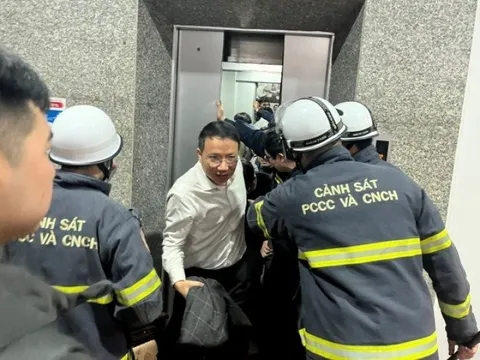 Cảnh sát giải cứu 7 người mắc kẹt trong thang máy tại trụ sở Bộ Công Thương