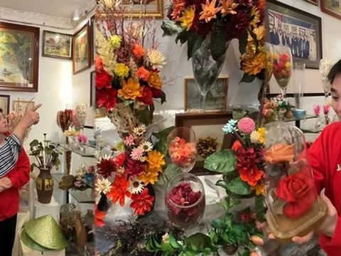 Cháu ngoại tiết lộ căn phòng "ngàn đô" của nghệ nhân ở Hà Nội, là người đầu tiên làm tranh bằng hoa khô trên thế giới
