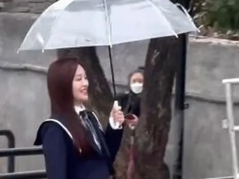 Mỹ nhân hút 85 triệu view nhờ màn hoá nữ sinh cực ngọt ở tuổi 43, thân hình "nhỏ như em bé" gây sốt