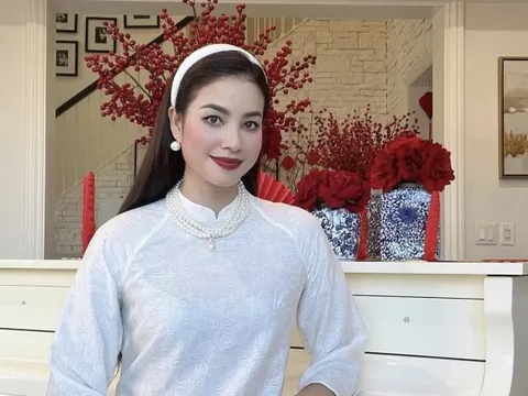 Nàng hậu phu nhân hào môn khoe trang trí đón Tết ở Mỹ: Biệt thự "triệu đô" phủ sắc đỏ, 1 chi tiết gây chú ý