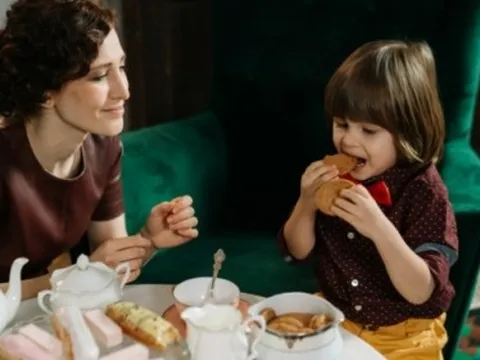 Người phụ nữ kiếm 4 triệu đồng/giờ nhờ nghề đặc biệt liên quan đến những đứa trẻ con nhà giàu: Chỉ làm việc 2 tháng/năm, cảm thấy "cực ổn"