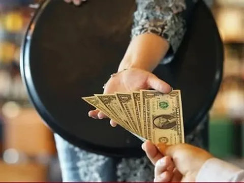 Hối hận vì tip quá nhiều tiền, người đàn ông gọi cho nhà hàng đòi lại
