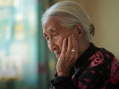 Cụ bà 75 tuổi thoát khỏi vụ lừa đảo 2 tỷ đồng nhờ nhanh trí chạy vào ngân hàng viết đúng 10 chữ cho nhân viên giao dịch