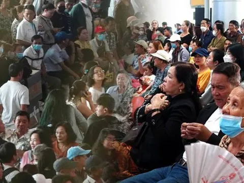 Sân bay Tân Sơn Nhất những ngày này: 1 người về 10 người đón, đông đúc từ sáng đến đêm