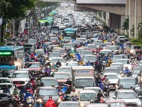 Tắc đường suốt ngày đêm, người Hà Nội chật vật đi lại ngày giáp Tết