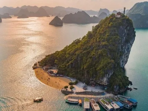 Bãi biển duy nhất của Việt Nam lọt top đẹp nhất thế giới: Nằm ngay gần Hà Nội