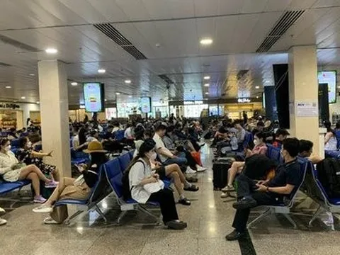 Nhiều chuyến bay phải điều chỉnh vì thời tiết xấu