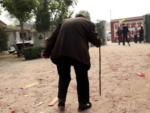 Đêm giao thừa, con trai thả mẹ trước cửa nhà em gái vì "giấu" lương hưu: Cụ bà 80 tuổi đau xót không thôi