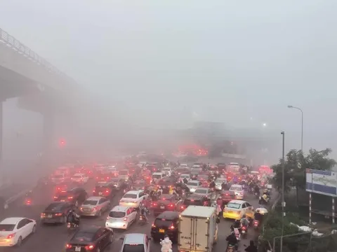 Kỳ lạ Hà Nội sáng 23 tháng Chạp chìm trong màn sương trắng mù mịt, mờ ảo hơn cả thánh địa săn mây Tà Xùa