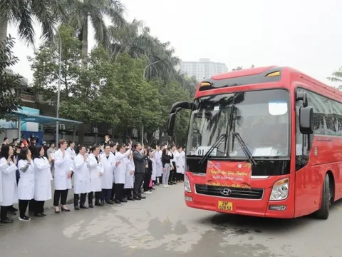 Bệnh nhân ung thư về quê đón Tết trên chuyến xe yêu thương