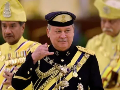 Gia thế 'bất phàm' của tân vương Malaysia: Tỷ phú sở hữu 300 xe sang, đất 4 tỷ USD, và cả quân đội riêng