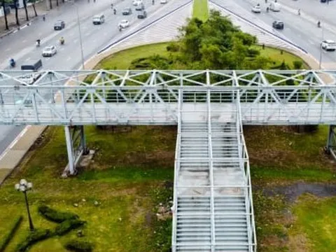 Kỳ lạ cầu bộ hành có lối đâm thẳng xuống bãi cỏ, bụi tre ở Hà Nội