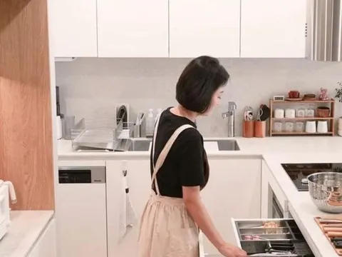 Mẹ đảm Hàn Quốc áp dụng 11 thủ thuật này để có căn bếp sạch sẽ và tăng gấp đôi dung lượng lưu trữ