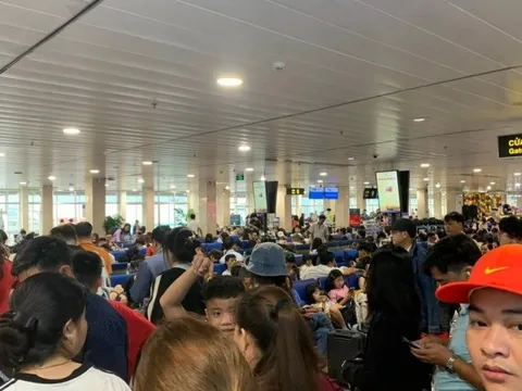 Khách tại sân bay Tân Sơn Nhất đông, đường về quê vất vả