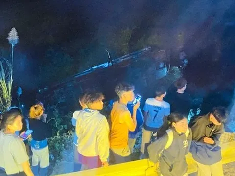 Xe khách chở 30 người lao xuống vực, chưa rõ số người thương vong