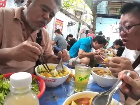 Bếp trưởng Nhật bị hớp hồn bởi món 'bún nhà nghèo" ở phố cổ Hà Nội: Khác xa so với tưởng tượng