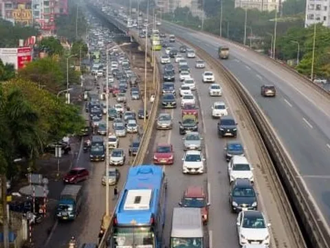Đường vành đai hướng ra khỏi Hà Nội tắc từ sớm, gần 1 tiếng mới đi được 1km