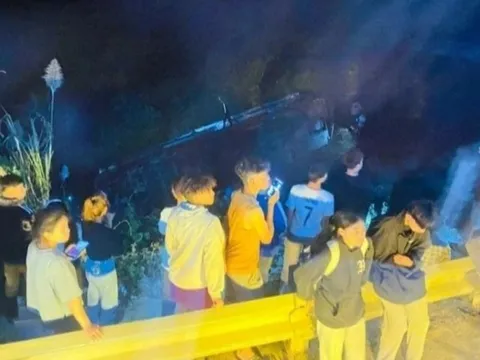 Kon Tum: Xe khách lao xuống vực, nhiều người bị thương