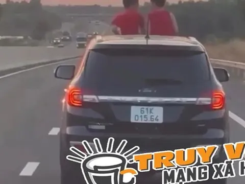 Hai trẻ hóng gió trên "nóc ô tô" ở cao tốc Phan Thiết - Dầu Giây