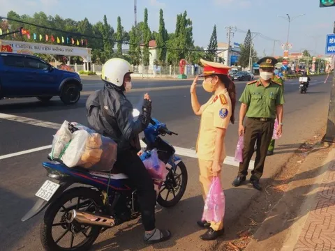 Bình Phước: CSGT phát nước miễn phí cho người dân về quê ăn Tết