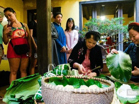 Du khách thích thú khi xem người Hà Nội gói bánh chưng