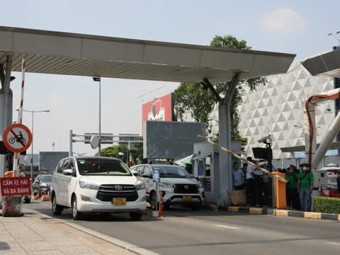 Sân bay Tân Sơn Nhất chính thức thu phí không dừng