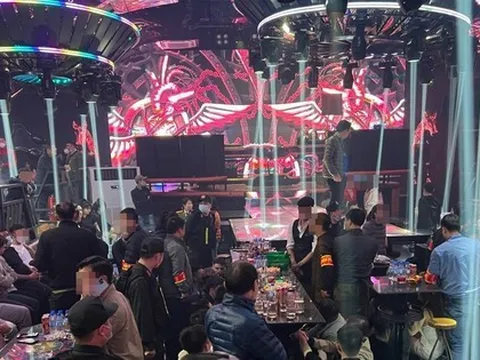 Cảnh sát 'đột kích' quán bar ở quận trung tâm Hà Nội, hơn 200 người bị mời về trụ sở