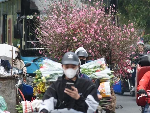 Người dân tranh thủ "mang Tết về nhà" khi đường phố Hà Nội kẹt cứng