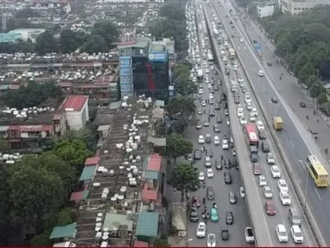 Người dân đổ về quê ăn Tết, đường Vành đai 3 ùn tắc kéo dài 6km