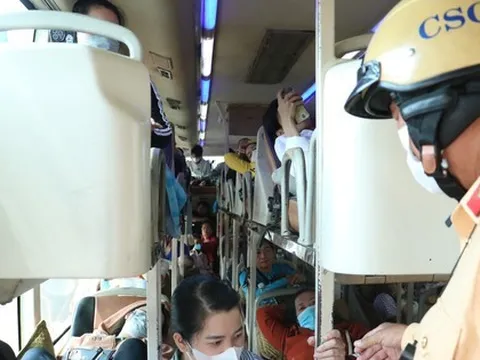 Nghẹt thở xe 40 chỗ 'nhồi' 64 người