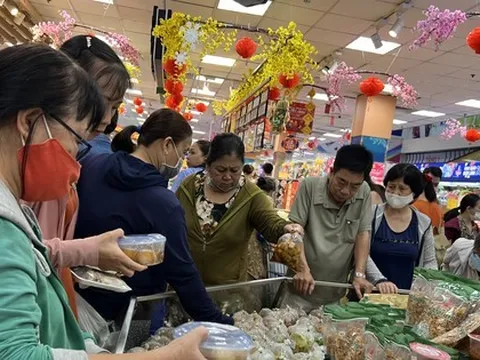 Chợ họp xuyên đêm, khách 'tràn' vào siêu thị từ mờ sáng 28 Tết