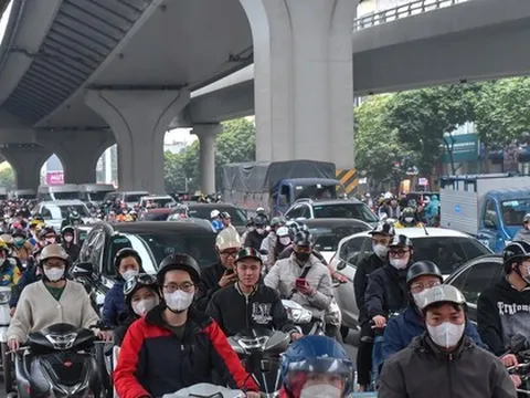 Người dân đổ dồn về quê nghỉ lễ, đường phố Hà Nội đông nghịt chiều 28 Tết