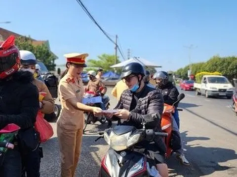 Công an phát phiếu đổ xăng miễn phí cho người dân về quê ăn Tết