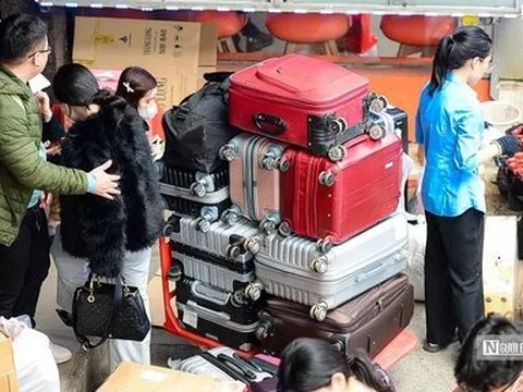 Người dân lỉnh kỉnh đồ đạc rời Thủ đô về quê ăn Tết