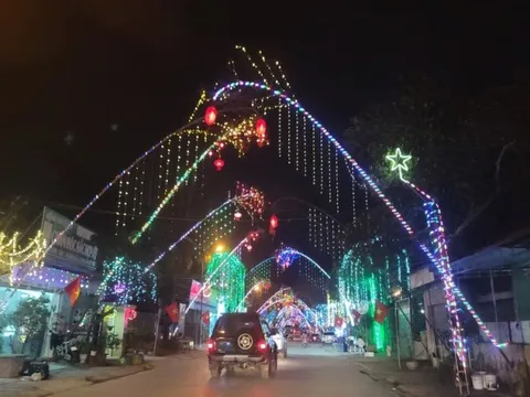 Trang trí cây nêu ngày Tết khiến đường ở TX.Thái Hòa đẹp lung linh