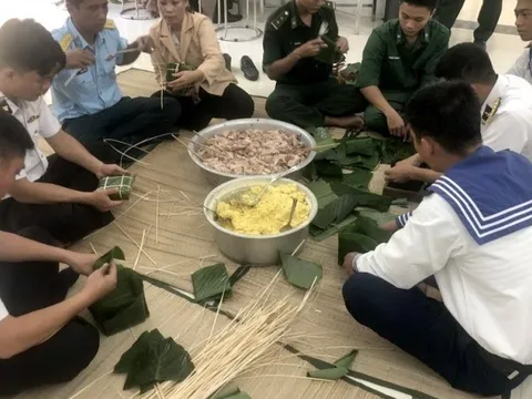 Gói bánh chưng gửi tặng người dân khó khăn trên đảo Bình Ba đón Tết