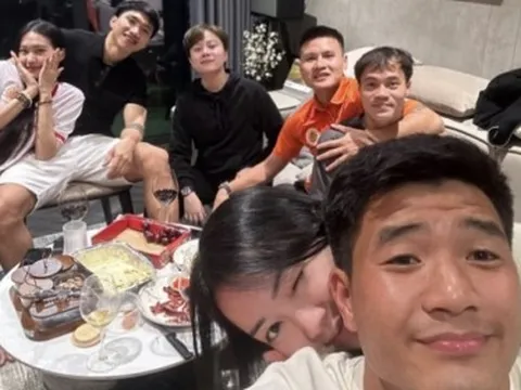 Hội cầu thủ ăn tất niên tại nhà Văn Hậu - Hải My: Gia chủ ôm nhau tình tứ, có Quang Hải nhưng thiếu một người đặc biệt