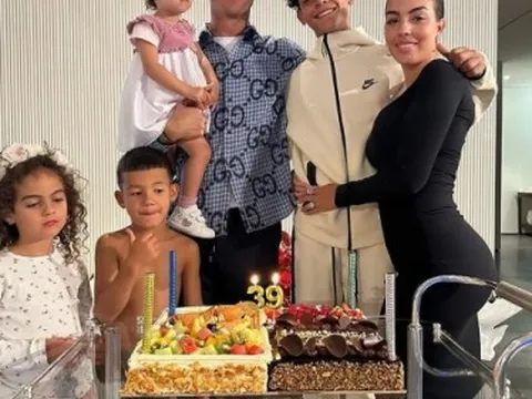Ronaldo đăng ảnh khoe sinh nhật lần thứ 39, fan ngỡ ngàng trước chiều cao khó tin của cậu con trai cả