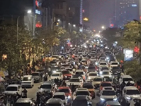 Người dân Hà Nội đổ xô đi xem màn trình diễn ánh sáng bằng 2.024 máy bay không người lái, tắc đường kéo dài 2km