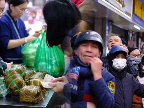 29 Tết, người Hà Nội xếp hàng dài mua bánh chưng, giò chả trên phố Hàng Bông
