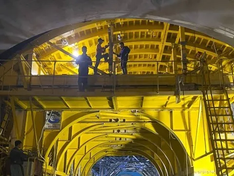 Nhộn nhịp trên công trường cao tốc Bắc - Nam ngày cuối năm