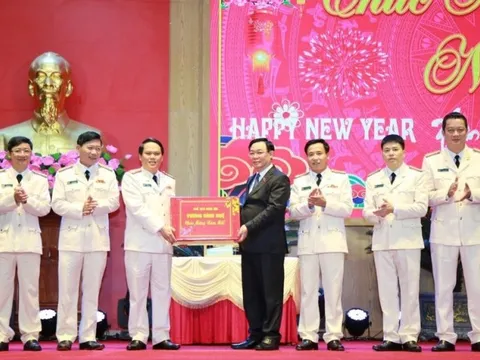 Chủ tịch Quốc hội Vương Đình Huệ thăm, chúc Tết Công an tỉnh Nghệ An