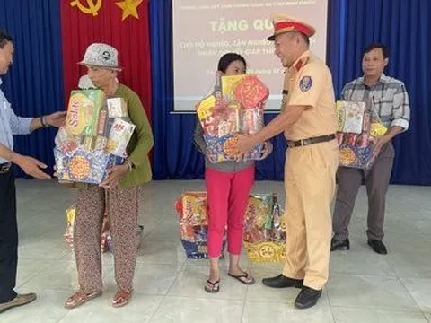 Bình Phước: Phòng CSGT tỉnh tặng quà cho người dân có hoàn cảnh khăn