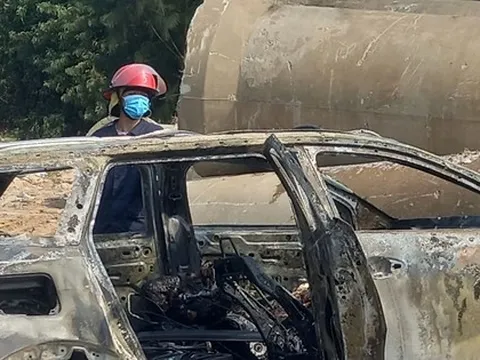 Phát hiện ô tô 7 chỗ cháy trụi ở bãi đất trống, bên trong có người tử vong