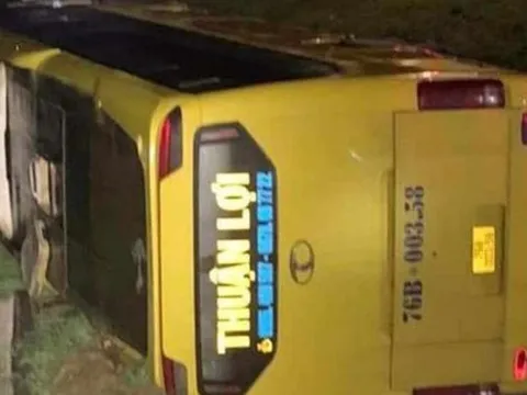 Xe khách chở 39 người bị lật ở Quảng Trị