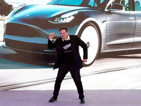 Làm sếp phải biết lắc mông: Văn hóa ‘đáng sợ’ tại Trung Quốc với các CEO Mỹ, đến Elon Musk cũng phải nhập gia tùy tục